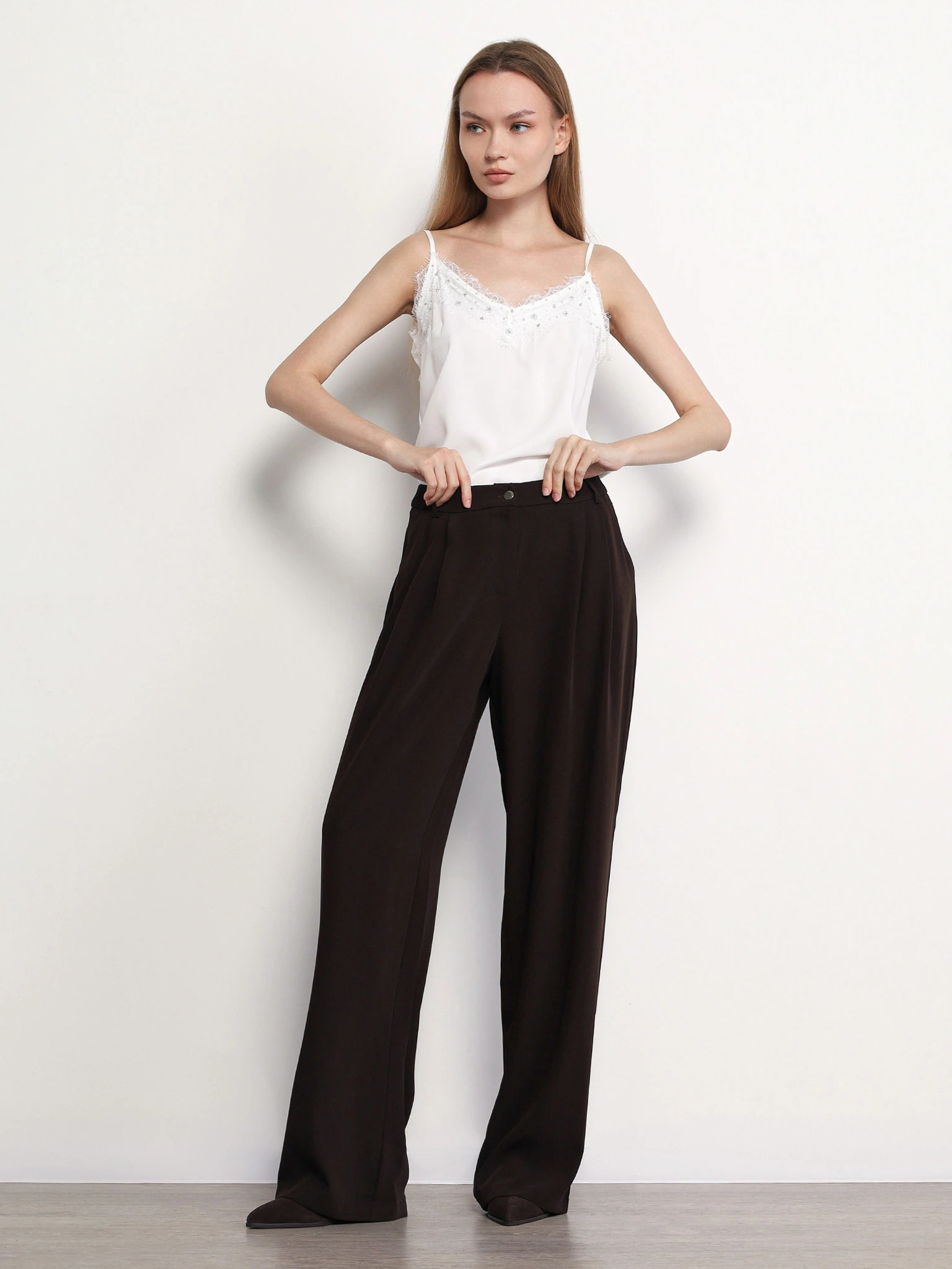 Топ белого цвета с кружевом и цепочкой-мониль